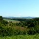 <p>Pohled do krajiny - lesy, pole a louky</p>